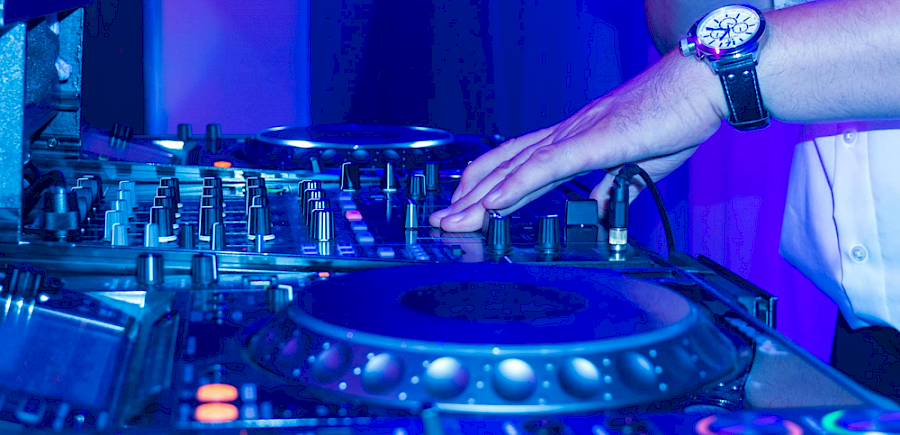 DJ