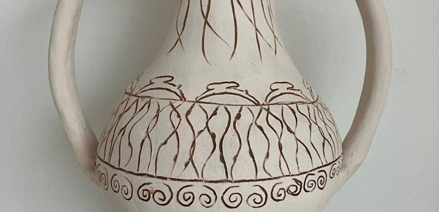 Grote vaasvorm met sgraffito decoratie